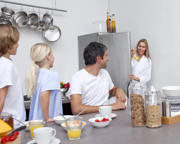 Rodina připravuje snídani v kuchyni — Stock fotografie