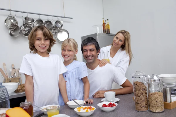 Pais e crianças tomando café da manhã juntos — Fotografia de Stock