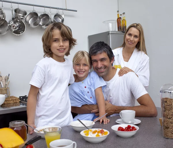 Aile birlikte kahvaltı yapıyor. — Stok fotoğraf