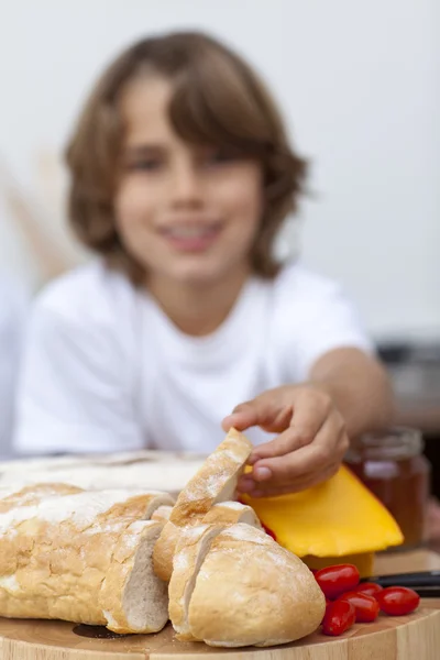 Närbild av barnets hand ta bröd — Stockfoto