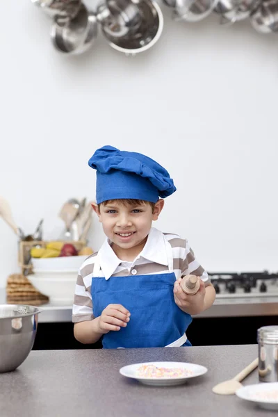 Küçük çocuk pişirmeye hazır — Stok fotoğraf