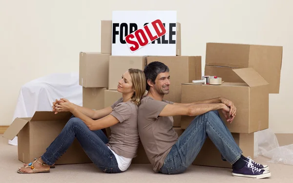 Boldog pár ül a padlóra után vásárol házat — Stock Fotó