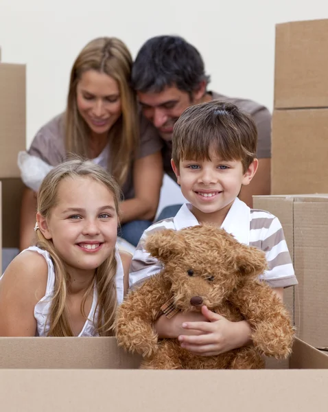 Menino e menina movendo casa com os pais — Fotografia de Stock
