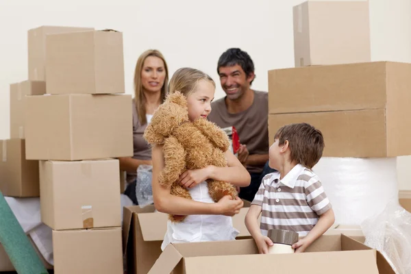 Casa de mudanza familiar jugando con cajas —  Fotos de Stock
