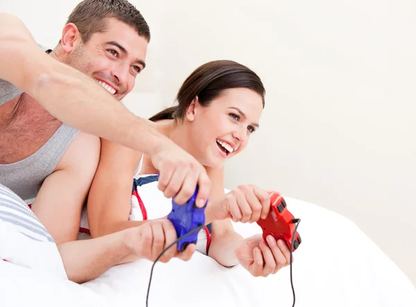 Casal feliz jogar jogos de vídeo — Fotografia de Stock
