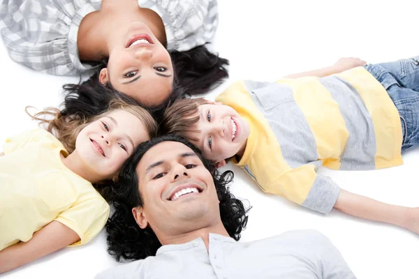 Söta familjen liggande på golvet tillsammans — Stockfoto