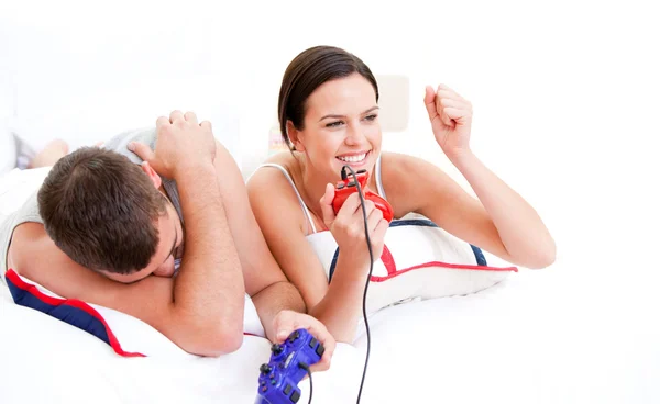 Positiv par spelar TV-spel — Stockfoto