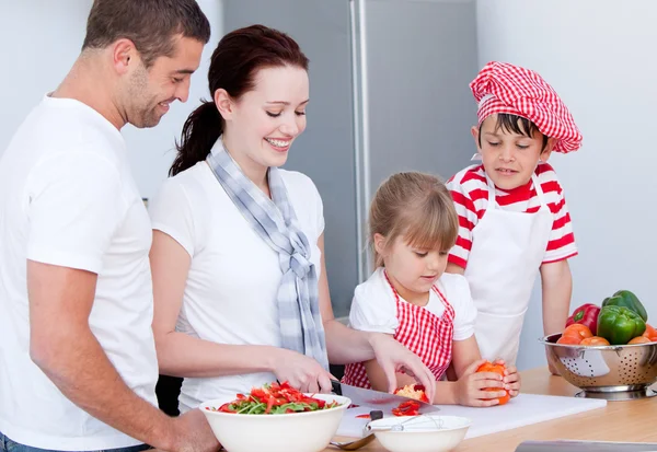Porträt einer entzückenden Familie bei der Zubereitung einer Mahlzeit — Stockfoto