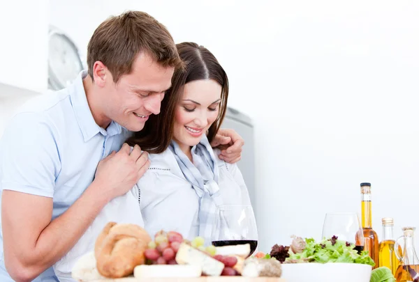 Retrato de casal bonito preparando uma refeição — Fotografia de Stock