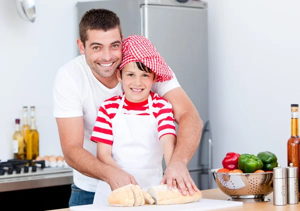 Retrato de um pai sorridente e seu filho preparando uma refeição — Fotografia de Stock
