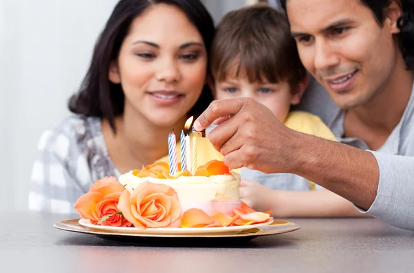 Szczęśliwa rodzina razem obchodzi urodziny — Zdjęcie stockowe