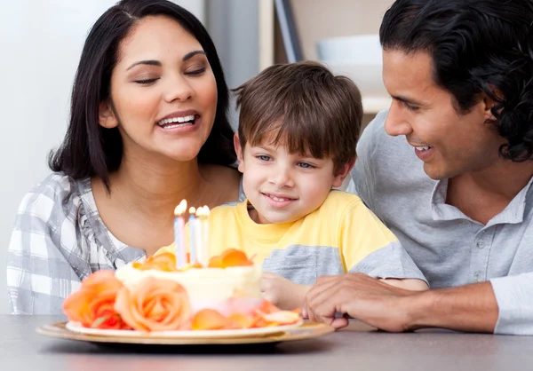 Uśmiechnięta rodzina razem obchodzi urodziny — Zdjęcie stockowe