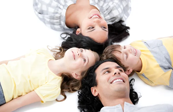 Sonriente familia tendida en el suelo juntos —  Fotos de Stock