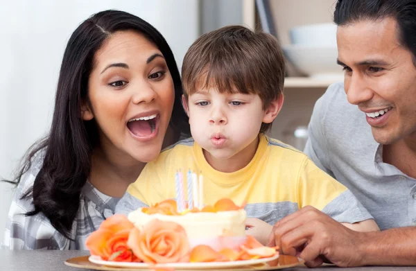 Diví se rodina slaví narozeniny společně — Stock fotografie