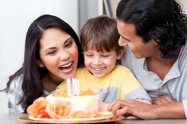 Positiv familj firar födelsedag tillsammans — Stockfoto