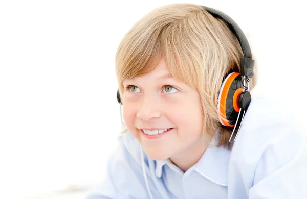 Πορτρέτο του ένα χαριτωμένο αγόρι listenning μουσική — Φωτογραφία Αρχείου