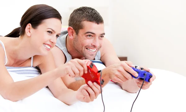 Birleşik çift video oyunları oynarken — Stok fotoğraf