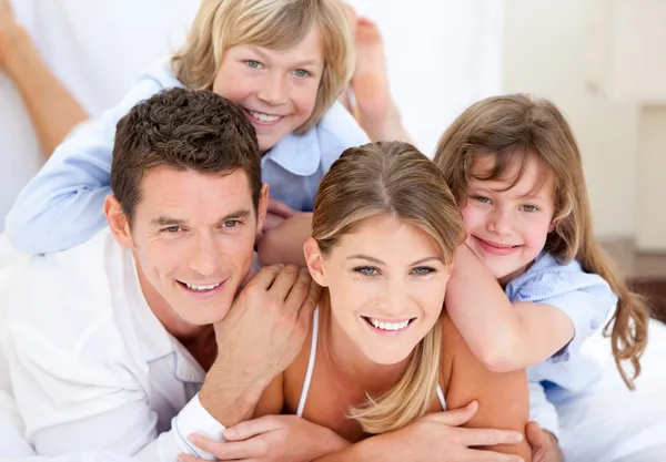 Einheitsfamilie im Fernsehen — Stockfoto