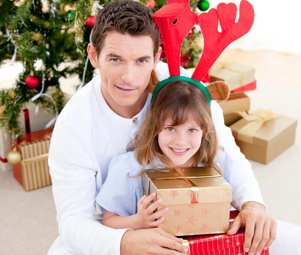 Красивый отец празднует Рождество со своей дочерью — стоковое фото