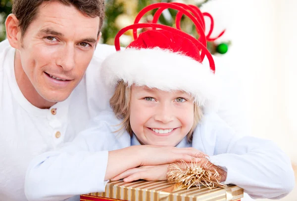 Světlé otec slaví Vánoce s jeho synem — Stock fotografie