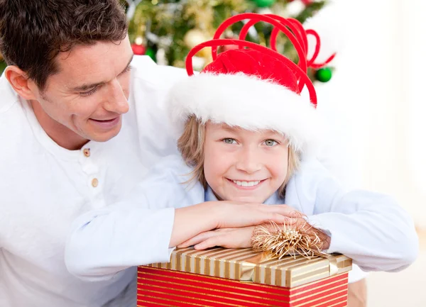 Bonito pai celebrando o Natal com seu filho — Fotografia de Stock
