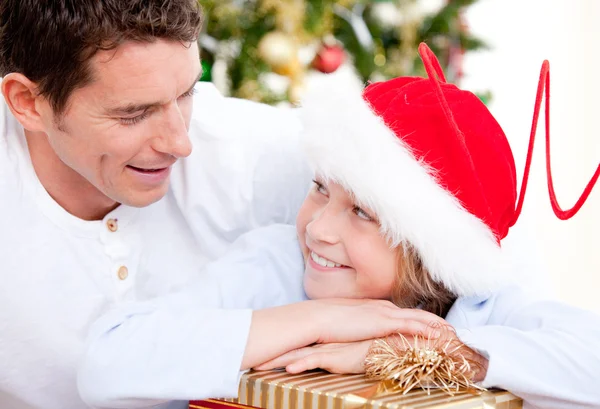 Pai atraente celebrando o Natal com seu filho — Fotografia de Stock