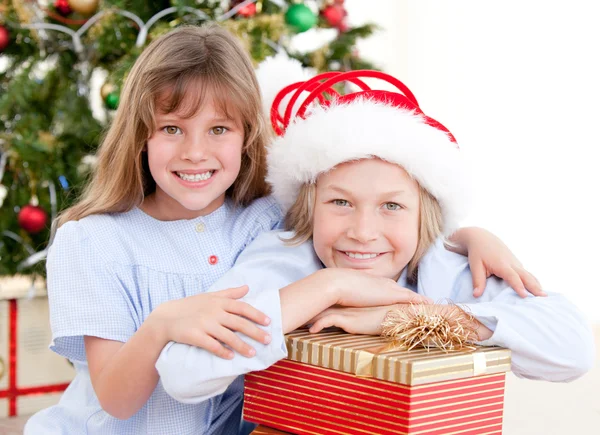 Crianças adoráveis comemorando o Natal — Fotografia de Stock