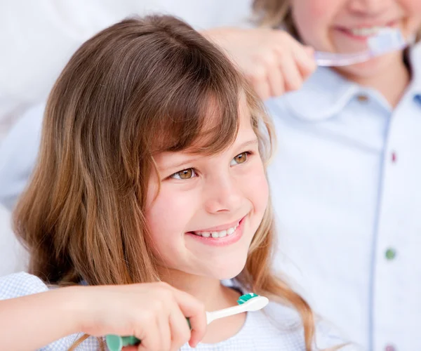 Dziecko kaukaski szczotkowania zębów — Zdjęcie stockowe