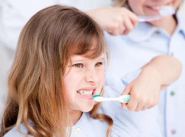 Kaukasiska flicka borsta hans tänder — Stockfoto
