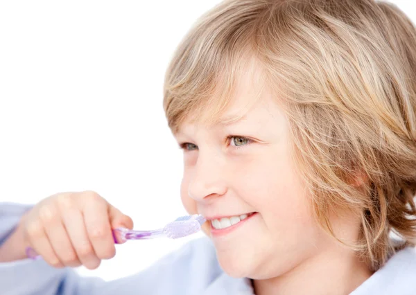 Kaukasiska barn borsta hans tänder — Stockfoto