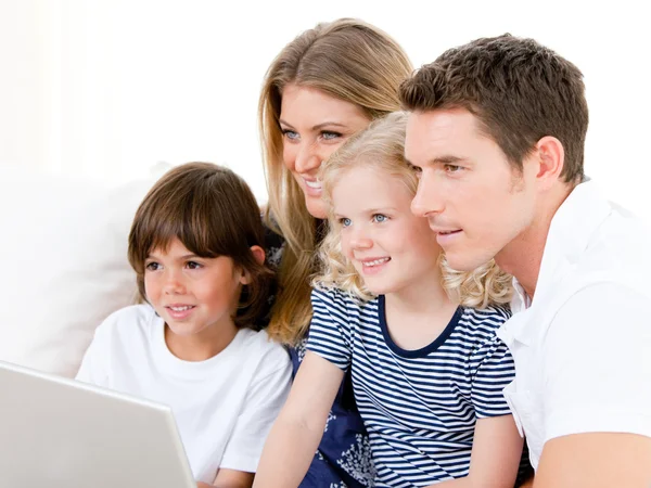 Gülümseyen aile sörf Internet üzerinde — Stok fotoğraf