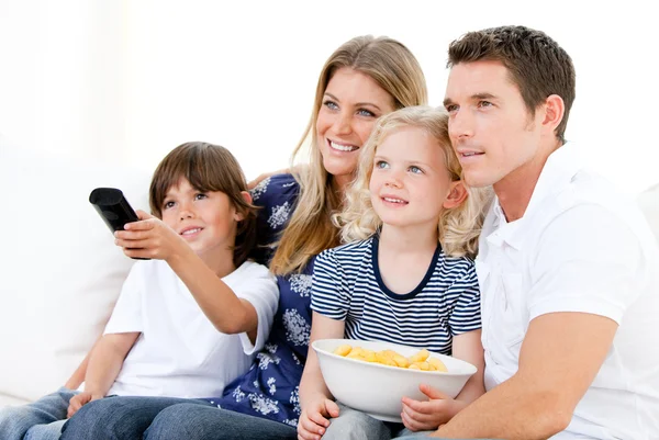 微笑着看一场电影在电视的家庭 — 图库照片
