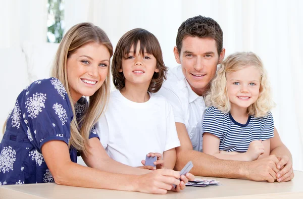 Positieve familie samenspelen — Stockfoto