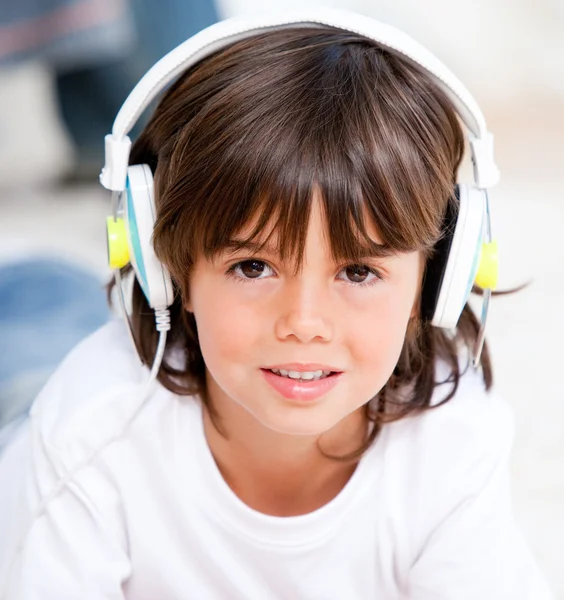 Gülen çocuk duyuyor müzik — Stok fotoğraf