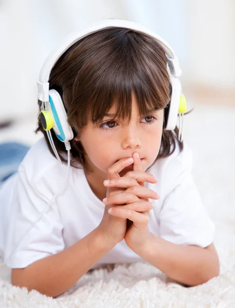 Zamyślony chłopiec listenning muzyki — Zdjęcie stockowe