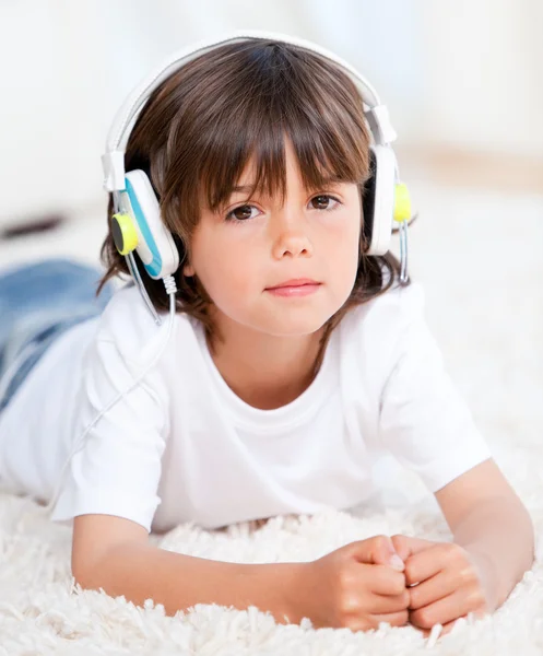 Menino relaxado ouvindo música — Fotografia de Stock