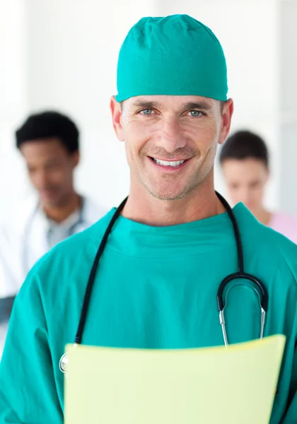 Хирург держит папку пациента — стоковое фото