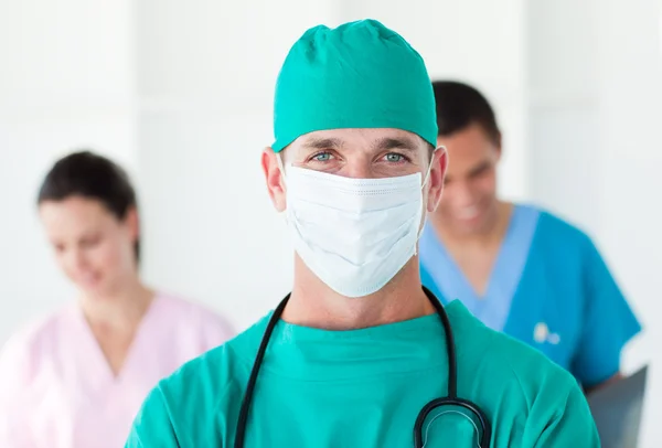 Retrato de um cirurgião usando uma máscara cirúrgica — Fotografia de Stock
