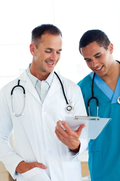 Dos doctores sosteniendo un portapapeles en un hospital —  Fotos de Stock