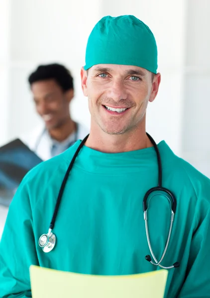 Retrato de um cirurgião sorrindo para a câmera — Fotografia de Stock