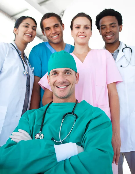Internationaal medisch team met een vertrouwen chirurg in de foreg — Stockfoto