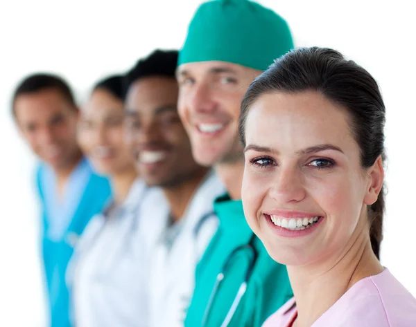 Equipo médico multiétnico sonriendo a la cámara — Foto de Stock