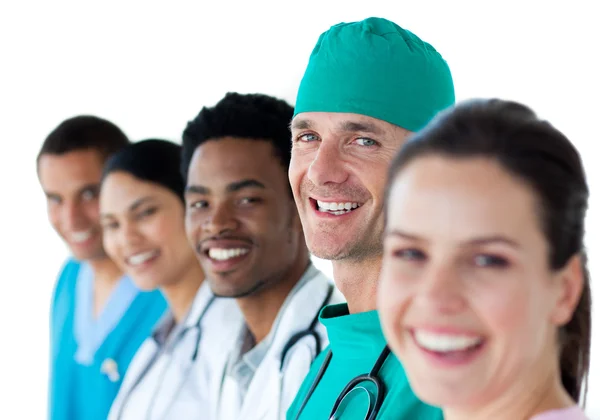Международная команда молодых врачей улыбается перед камерой — стоковое фото