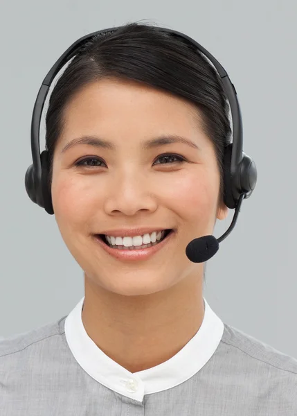 亚洲女商人与耳机上的肖像 — 图库照片
