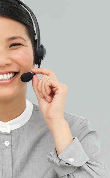 Uśmiechnięta kobieta z zestawem słuchawkowym na — Zdjęcie stockowe