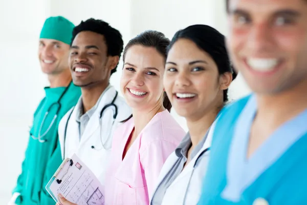 Equipe médica sorrindo em uma linha — Fotografia de Stock