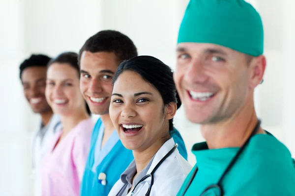 Uma equipe médica diversificada em uma linha — Fotografia de Stock