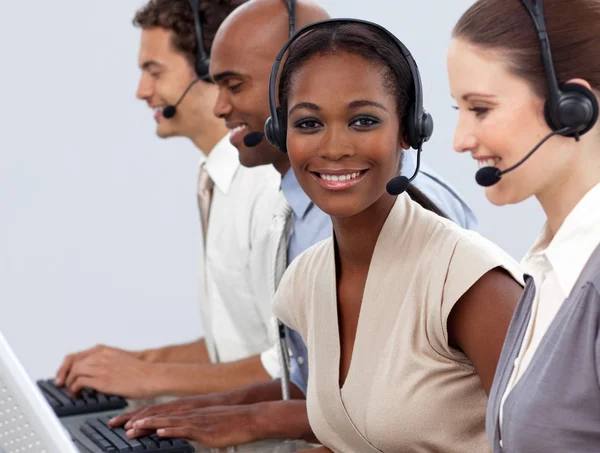 Geschäftskollegen zeigen Diversität in einem Callcenter — Stockfoto