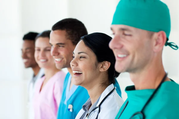 Equipo médico internacional feliz en una fila — Foto de Stock