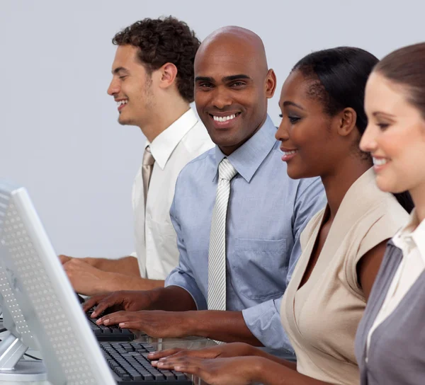 Etniska affärsman sitter i rad med sitt team — Stockfoto